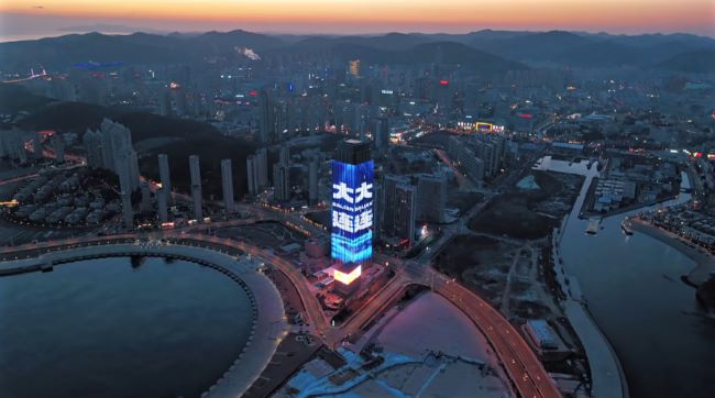 大連南海中心A座地標燈光秀廣告投放，大連樓體LED大屏廣告