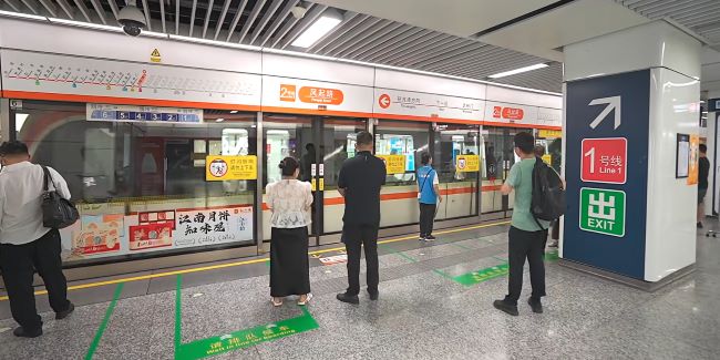 杭州地鐵1號(hào)線站臺(tái)屏蔽門廣告投放，杭州地鐵玻璃貼廣告價(jià)格