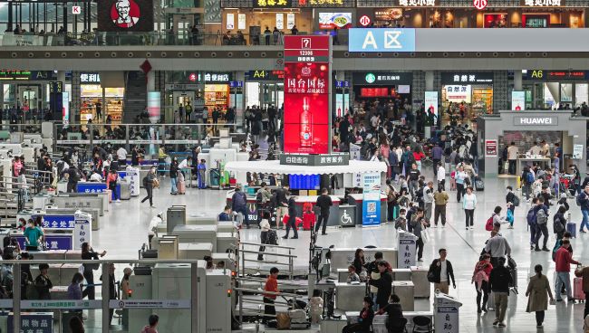 廣州南站問(wèn)詢臺(tái)三面立柱LED廣告投放，廣州南高鐵站大屏廣告