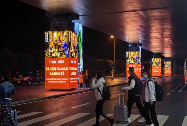 張家界機(jī)場到達(dá)門廊戶外包柱廣告投放，張家界荷花機(jī)場廣告