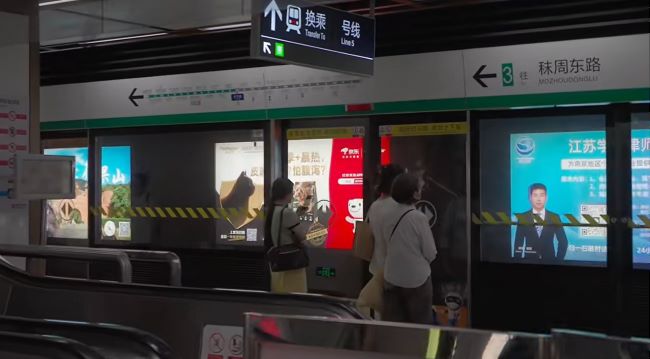 南京地鐵站臺軌行區(qū)燈箱廣告投放價格，南京地鐵大屏廣告案例