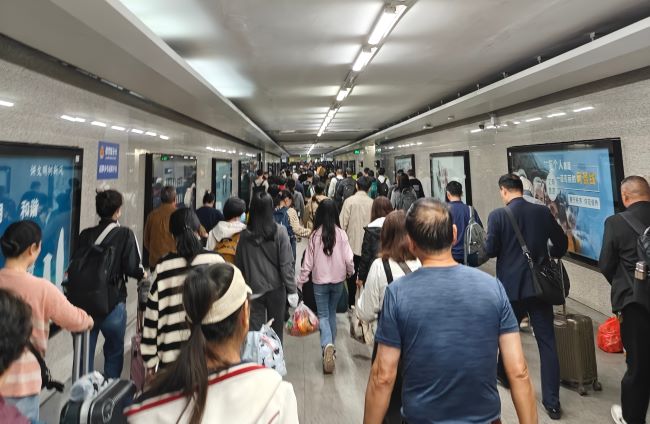 深圳東站高鐵出站通道墻面燈箱廣告投放，布吉火車站廣告價(jià)格