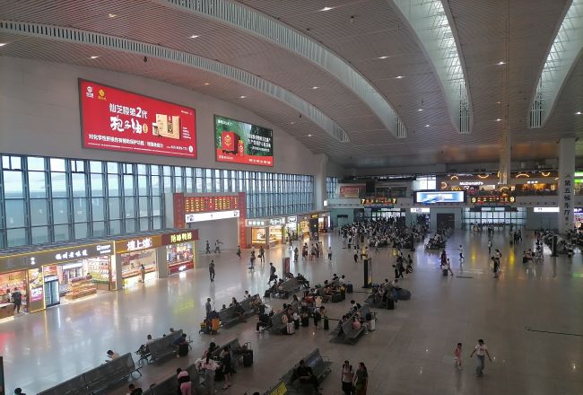 福州站廣告候車大廳上方站棚燈箱投放，福州火車站廣告案例
