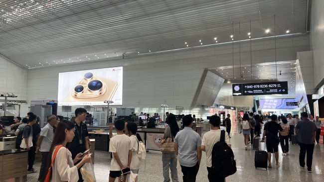 廣州機場出發(fā)安檢大廳高空墻面廣告牌投放，廣州白云機場廣告