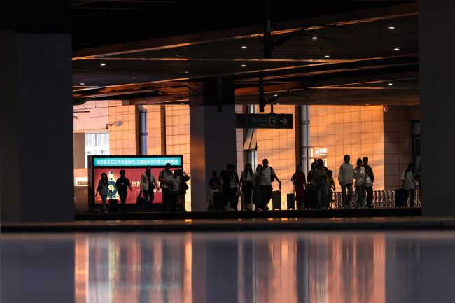 福州南站站臺(tái)燈箱廣告投放，福州南高鐵站大屏廣告案例