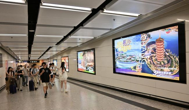 香港西九龍站通道墻面燈箱廣告投放，香港西九龍高鐵廣告價(jià)格