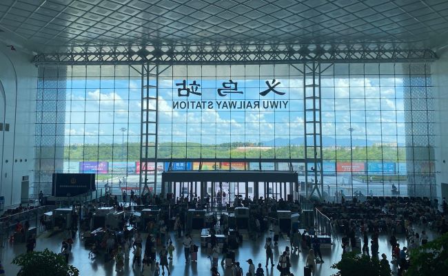 義烏火車(chē)站進(jìn)站口圍擋大牌廣告投放，義烏站高鐵廣告價(jià)格