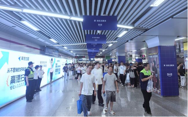 杭州地鐵龍翔橋站廳墻面超長燈箱廣告，杭州地鐵站大屏廣告