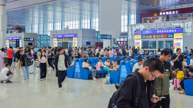 貴陽北站候車大廳檢票口兩側(cè)大屏廣告，貴陽北高鐵站LED廣告