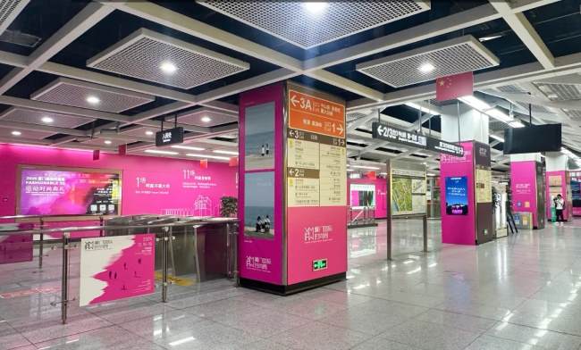 廈門鎮(zhèn)海路地鐵站廳通道墻貼廣告投放，廈門地鐵大屏廣告價(jià)格