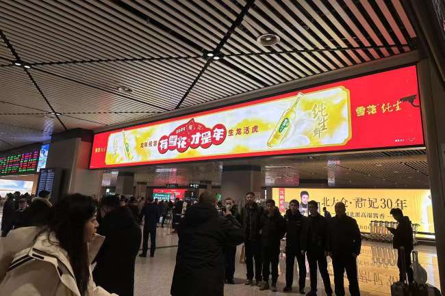 哈爾濱機(jī)場到達(dá)行李廳墻面燈箱廣告，哈爾濱太平機(jī)場廣告價(jià)格