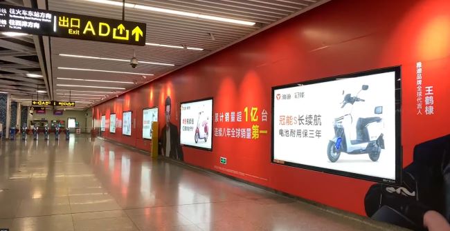 南寧朝陽廣場站地鐵站廳墻貼廣告投放，南寧地鐵廣告價格