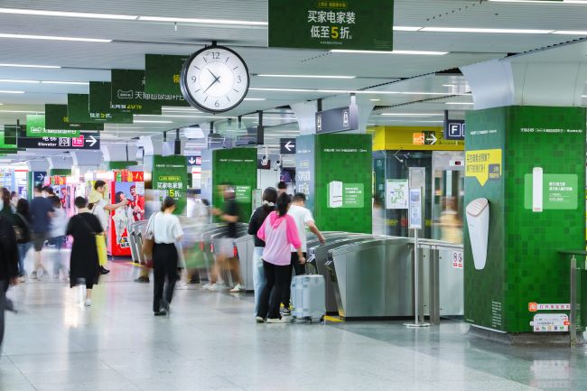 杭州鳳起路地鐵站創(chuàng)意包柱廣告投放，杭州地鐵廣告價格
