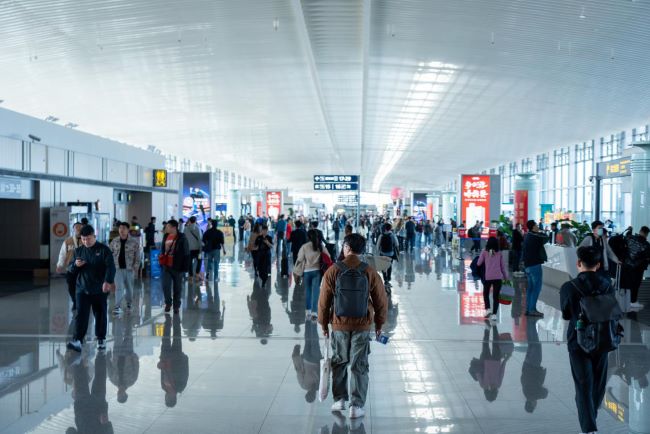 青島膠東機場候機大廳燈箱廣告投放，青島機場大屏廣告價格