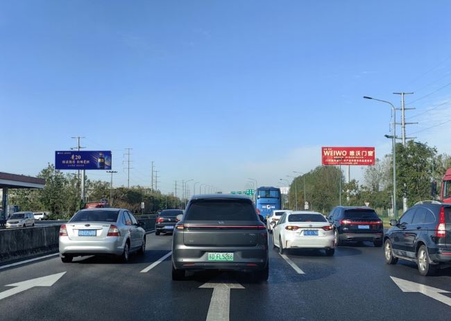 常州金武快速路立柱大牌廣告投放，常州經(jīng)開區(qū)大牌廣告價(jià)格