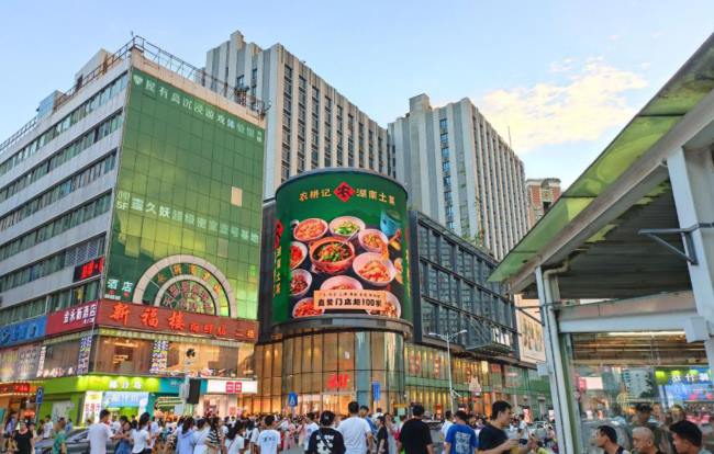 深圳東門1234SPACE弧形LED大屏廣告：商圈核心的視覺引力場(chǎng)