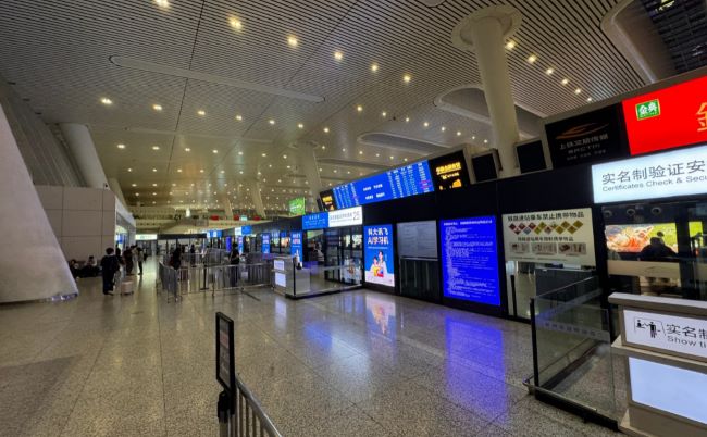杭州東站安檢口LED屏：旅客動(dòng)線的高效觸達(dá)媒介