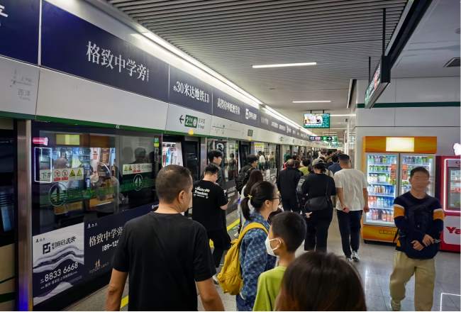 福州地鐵屏蔽門貼廣告：封閉空間的視覺(jué)溝通藝術(shù)