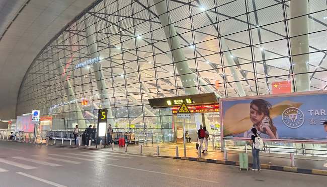 南寧機(jī)場(chǎng)T2出發(fā)大廳航站口入口燈箱廣告的視覺(jué)引力