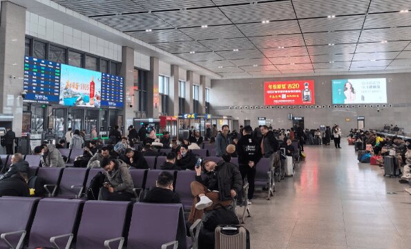 嘉興南高鐵站廣告價格收費多少錢？嘉興南站春運熱門候車廣告牌