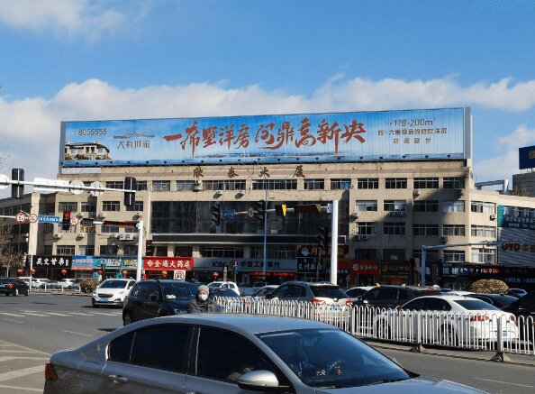 濰坊戶外大牌三面翻廣告價格收費多少錢？濰坊樓體廣告牌位置優(yōu)勢