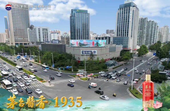 青島LED大屏廣告價格多少錢？青島戶外LED大屏廣告位置優(yōu)勢實景照片