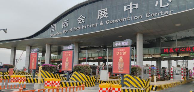 深圳國際會展中心收費站聯(lián)排LED大屏：交通要塞的視覺焦點