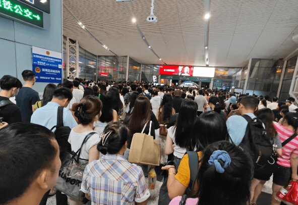 深圳北站出站閘機燈箱廣告牌價格收費多少錢？深圳北高鐵站春運