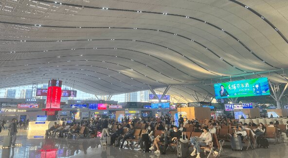 深圳北站大屏廣告價(jià)格收費(fèi)？深圳北高鐵站春運(yùn)候車(chē)熱門(mén)吊頂LED廣告
