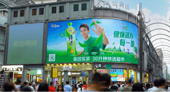 當(dāng)深圳東門步行街戶外大牌廣告遇上科目三，閣下又該如何應(yīng)對？