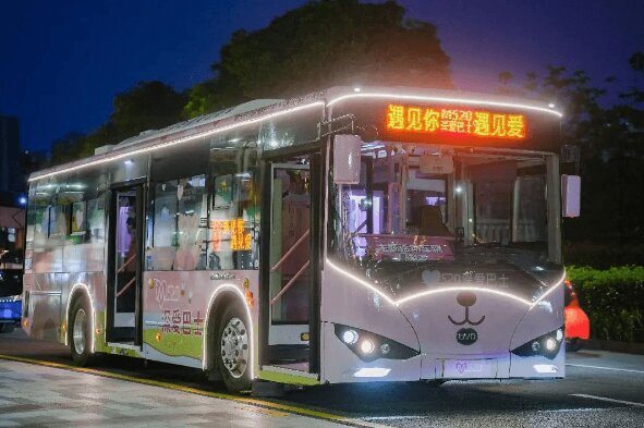 深圳公交廣告520經(jīng)典粉紅涂裝案例，深圳公交車身廣告價(jià)格線路優(yōu)勢