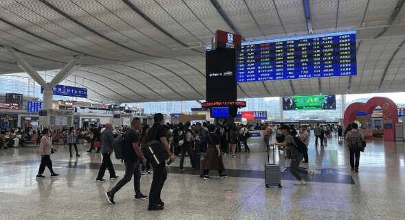 深圳北站LED屏廣告價格，深圳北高鐵站服務臺三角旋轉屏廣告報價