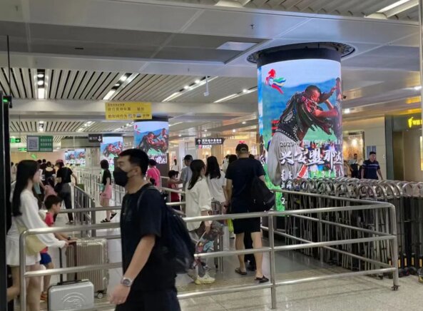 深圳北站換乘區(qū)包柱LED廣告價格，文旅景區(qū)旅游深圳北高鐵站廣告