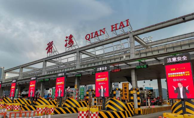 深圳沿江高速前海收費站LED大屏：大灣區(qū)樞紐的精準廣告觸達