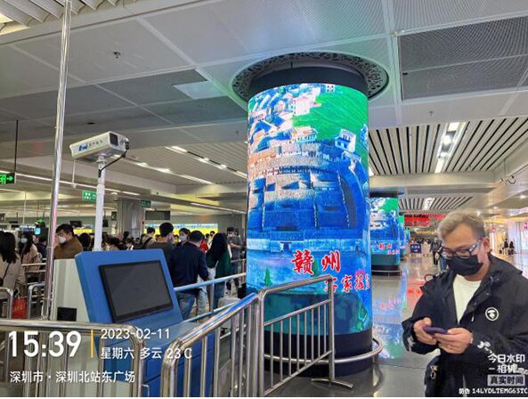 深圳北站換乘區(qū)包柱LED廣告價(jià)格，文旅政府深圳北高鐵站廣告案例