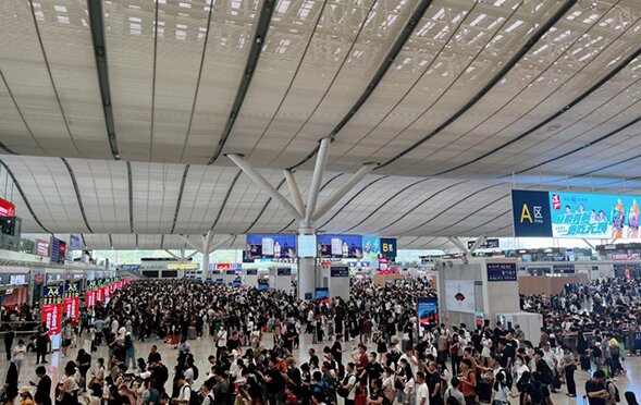 深圳北站LED廣告多少錢深圳北站候車大廳吊頂巨屏LED廣告效果