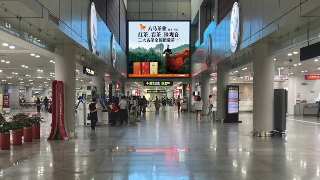 泉州晉江機(jī)場中央高空LED大屏：出發(fā)大廳的視覺焦點(diǎn)