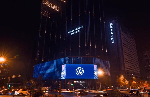 成都蘭博基尼中心LED大屏廣告價(jià)格多少錢？成都天府大道廣告裸眼3D