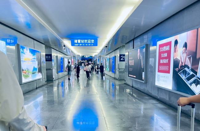 鎖定剛需客流：諸暨站出站通道燈箱廣告的精準觸達法則