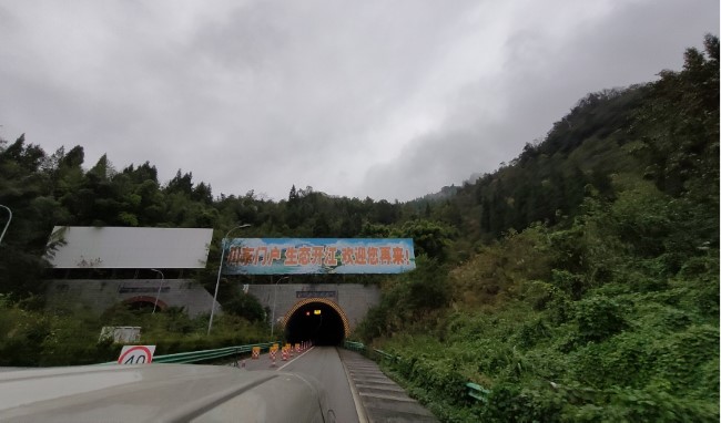 連接達(dá)州與萬州的高速?gòu)V告隧道口與立柱大牌的復(fù)合式覆蓋解析