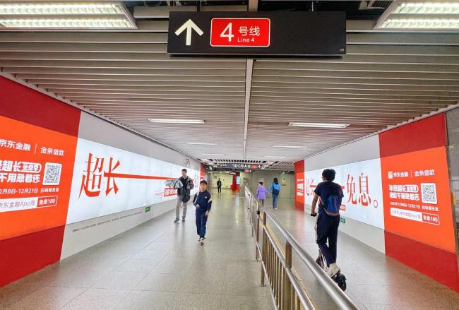 深圳地鐵三號(hào)線四號(hào)線換乘通道墻面廣告的規(guī)?；故静呗? width=