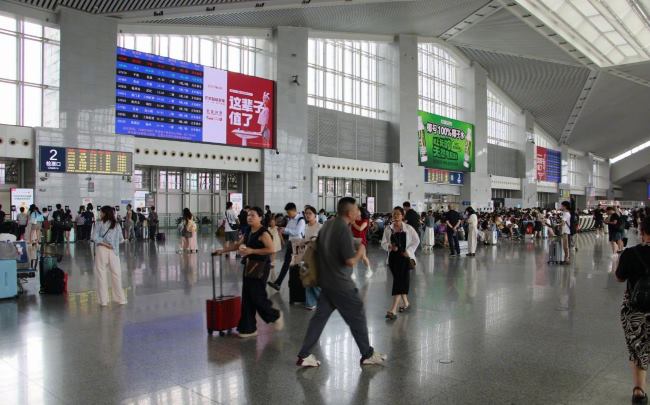 溫州南站候車大廳LED大屏透過玻璃幕墻的內(nèi)外雙重曝光