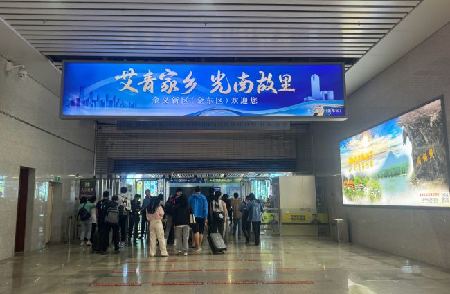 金華南站橫長(zhǎng)超7米的雙面燈箱在狹窄通道中的視覺(jué)張力