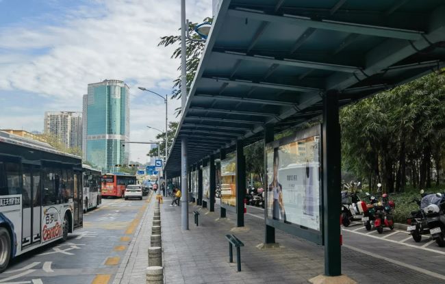 科普深圳230米最長(zhǎng)公交站臺(tái)的客流結(jié)構(gòu)與候車(chē)亭燈箱媒體矩陣