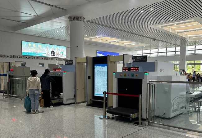 成都天府機場站候車大廳兩側墻面高空燈箱廣告