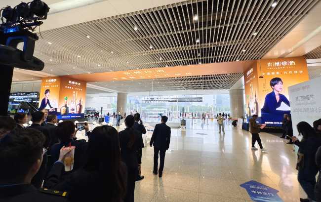 鄭州東站一層到達(dá)大廳東西出站口天幕廣告